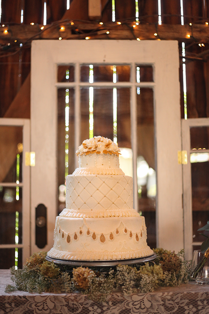 Haley & John - Vintage Inspired | Photos by Malick Photo | As seen on TodaysBride.com | Real ohio wedding, vintage wedding decor ideas, wedding photography, wedding cake