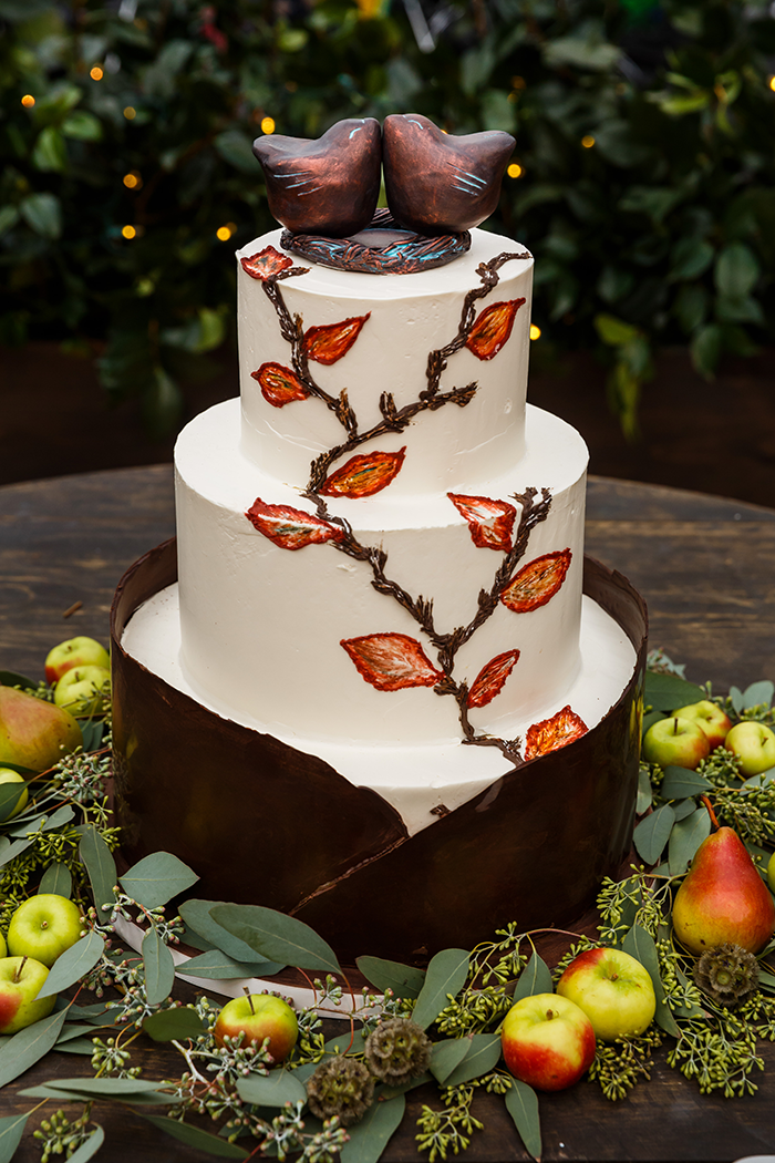 Jennifer & John - A Modern Fall Wedding | Genevieve Nisly Photography | TodaysBride.com Real Ohio Weddings, Fall wedding, fall wedding ideas, fall wedding colors, fall wedding cake, fall cake topper