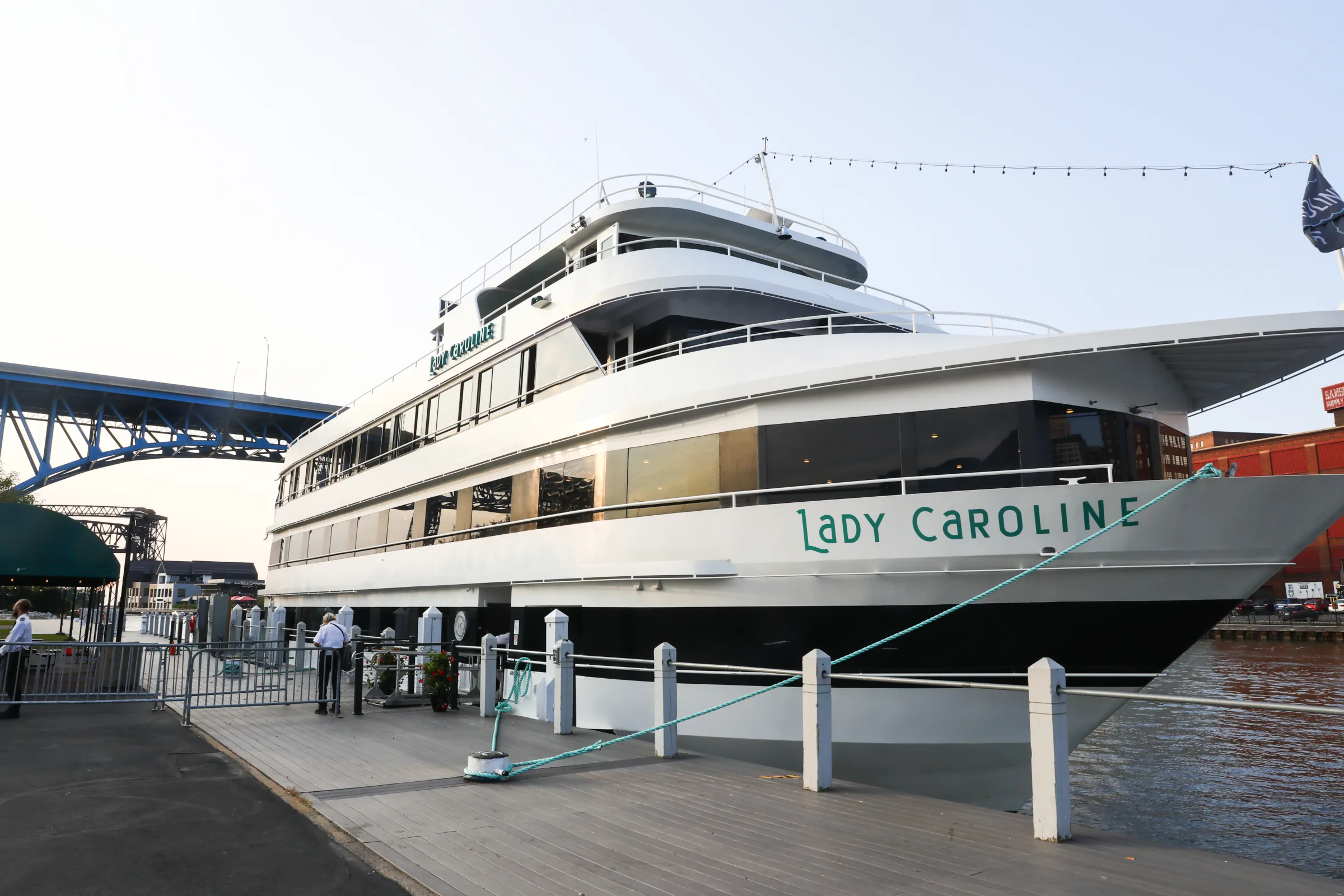 lady caroline 9c99dd09