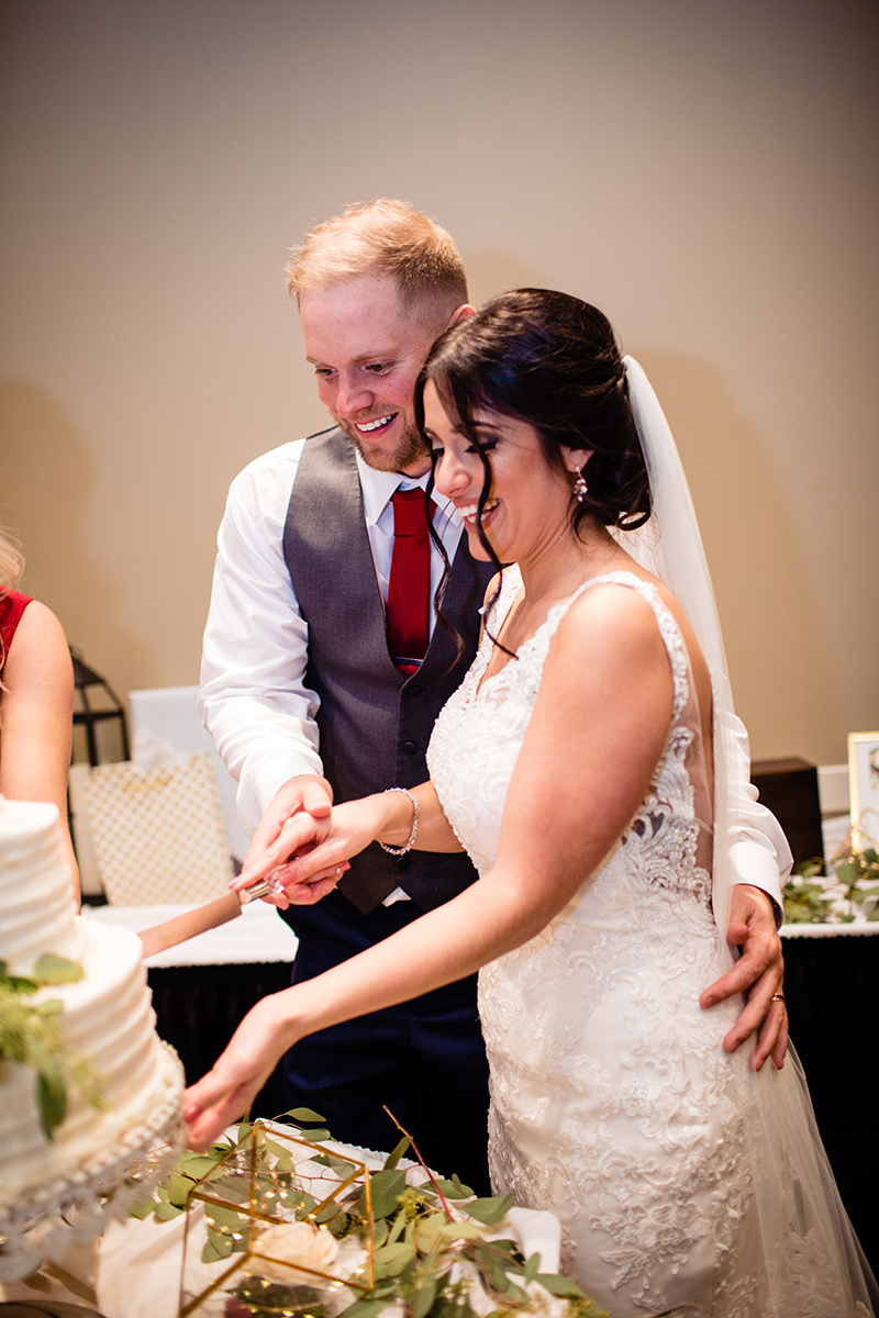 Cutting the Cake | MMG Photography | as seen on TodaysBride.com