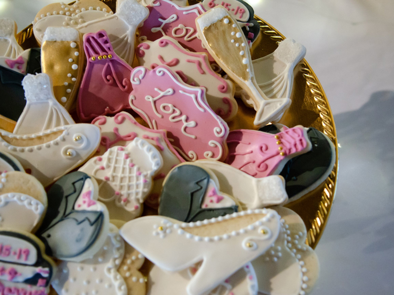 Wedding Cookie Display | Waters Edge Photography | as seen on TodaysBride.com