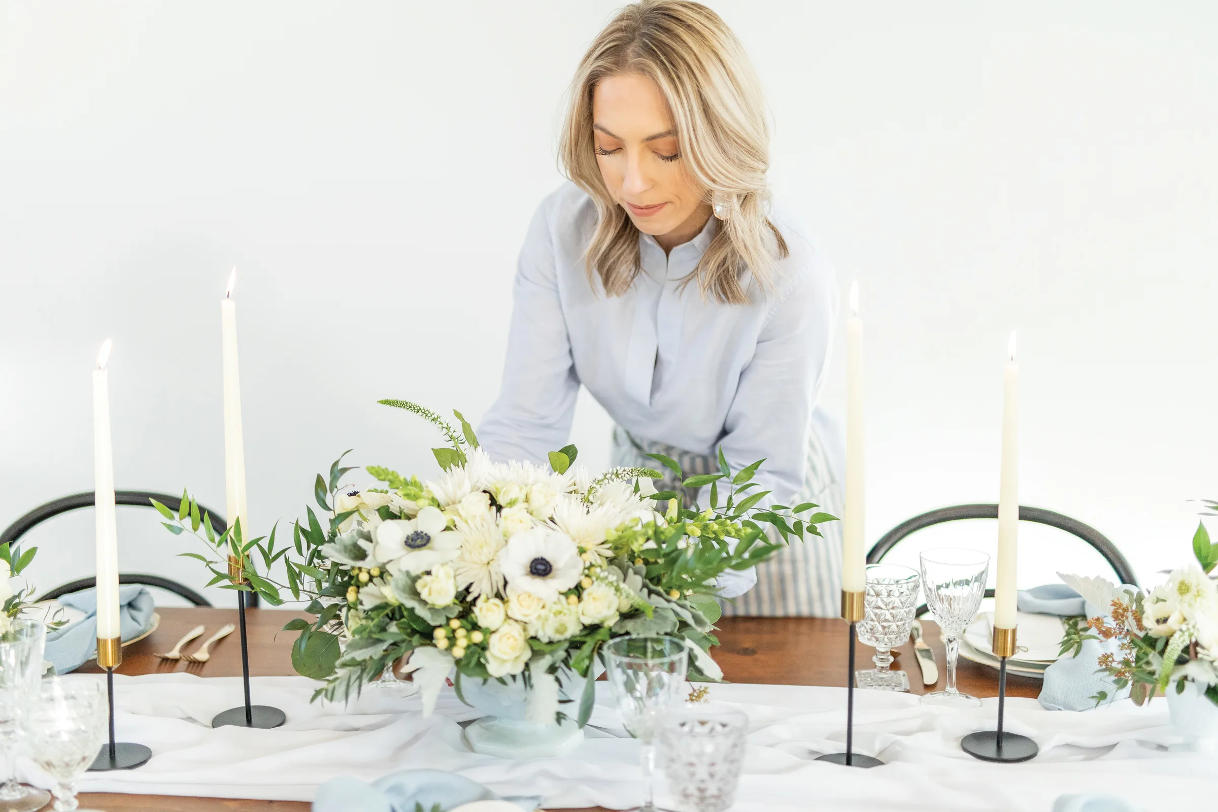 ohio wedding planner setting reception table with flowers