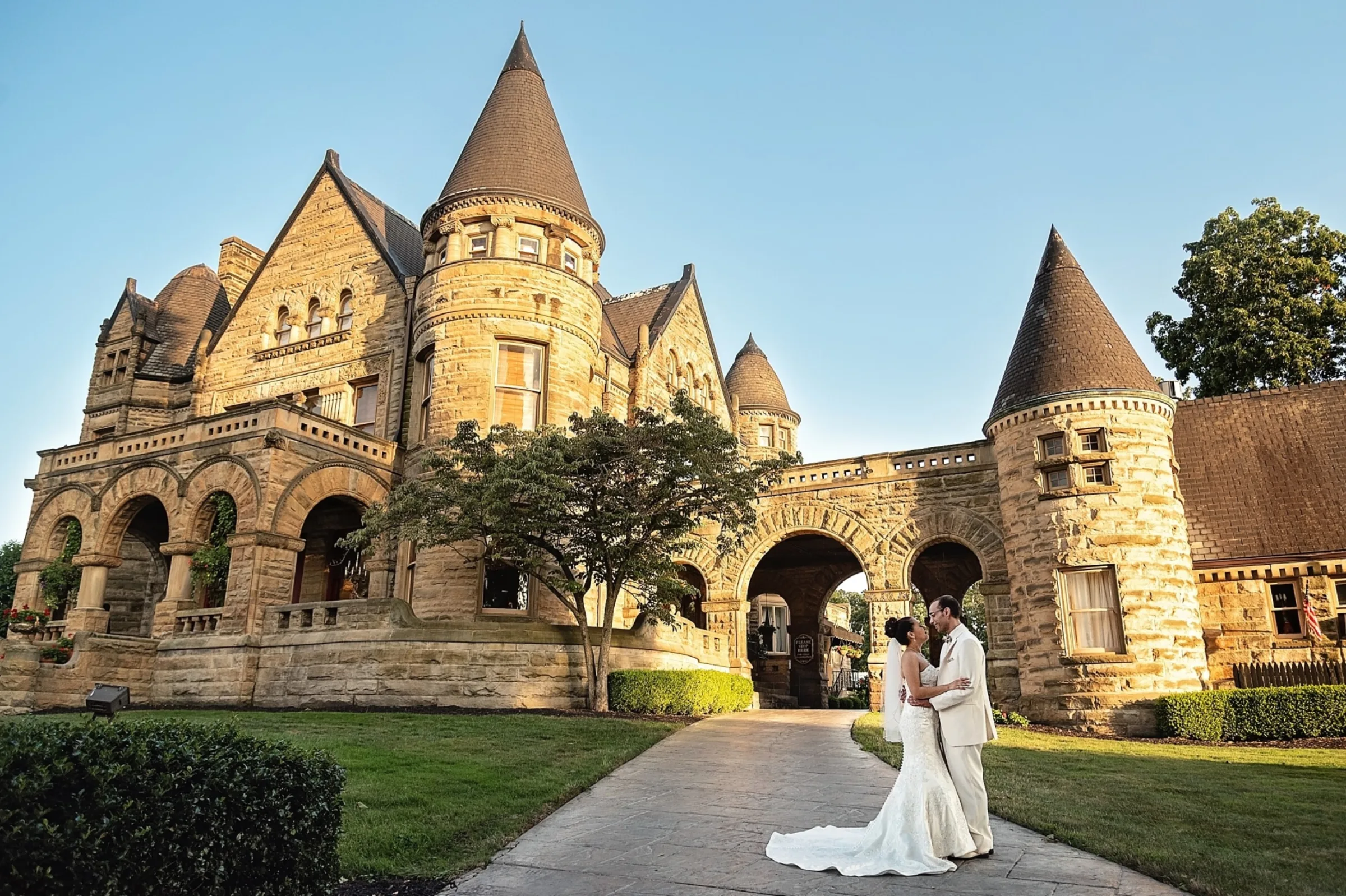 Buhl Mansion Guesthouse & Spa wedding couple