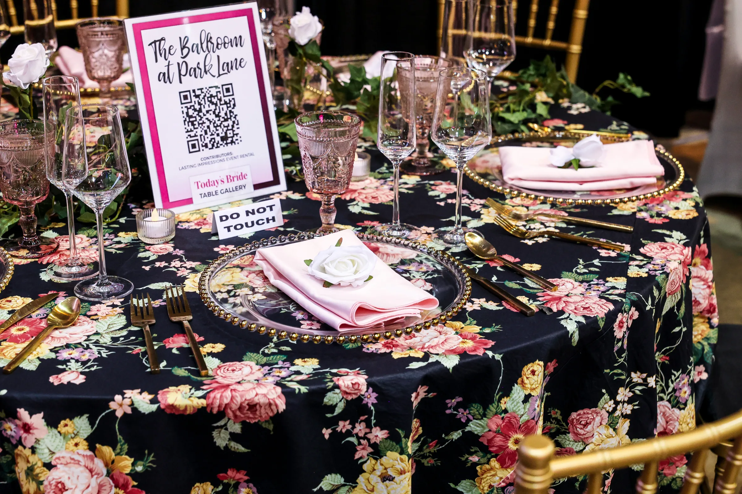 TodaysBrideIX26 1380 1 - Reception Table Gallery at the Cleveland Wedding Show TodaysBrideIX26 1380 1