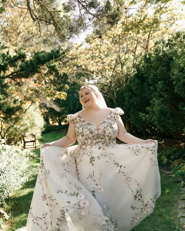 Happy first day of spring 🌸 What a better way to kick off the spring wedding season than with this beautiful floral dress, Johnny from @madison_james 👰🏼‍♀️🤍
 
Double tap or comment below if you’re finally tying the knot this spring!
 
Bridal Shop: @belleamourbridal 
Dress: @madison_james 
Photographer: @kyliemarie.photography